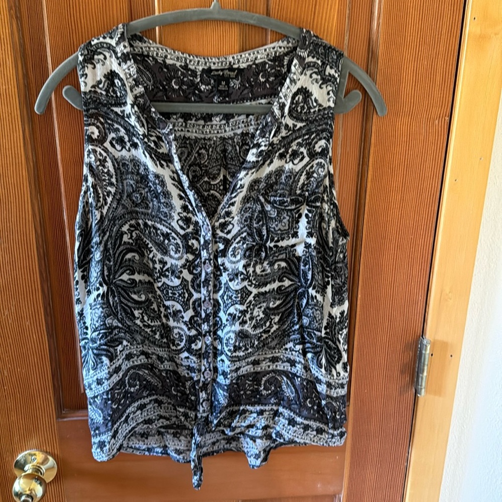Lucky brand, M, sleeveless black/white/gray paisley button down w/ tie detail